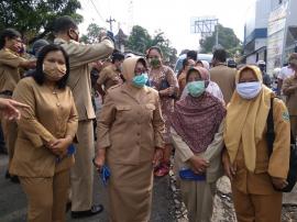 Bupati Gunungkidul Turun Langsung Ke Pasar Desa Karangduwet Membagikan Masker