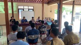 PENYERAHAN BANTUAN ATENSI BAGI KLIEN IBM “MARI MUMET” KALURAHAN KARANGDUWET